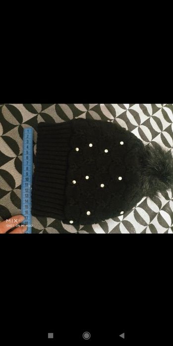 Czarna czapka damska.