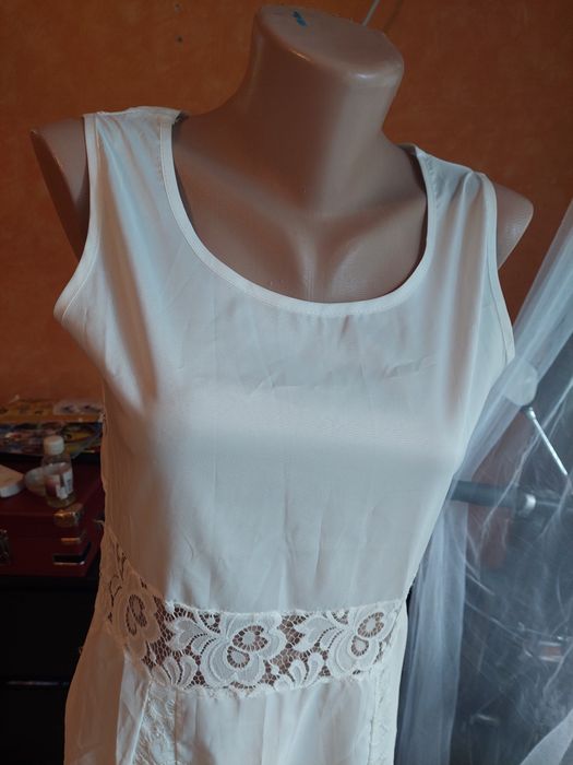 Біла сукня з мереживом