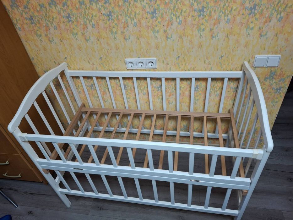 Дитяче ліжечко кроватка з маятником