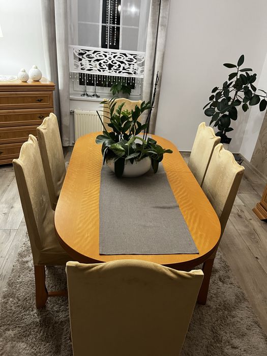 Rozkładany stół z krzesłami