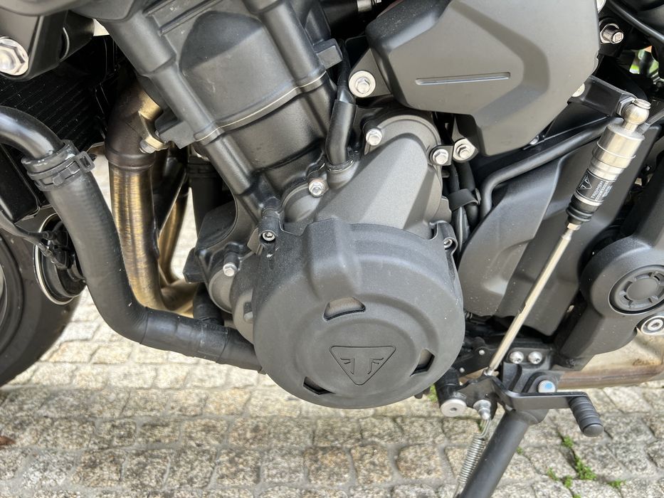 Triumph Trident 660 preta (11/2024) – 2 536 km – 1.º dono – como nova