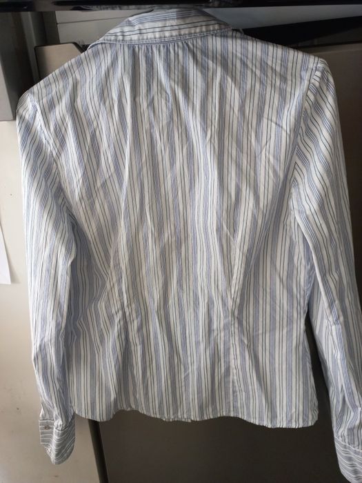 Camiseiro branco com riscas azuis e pretas