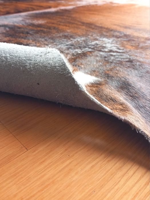 Tapete em Pele Natural Premium – 2,20m x 2,35m – Excelente Estado