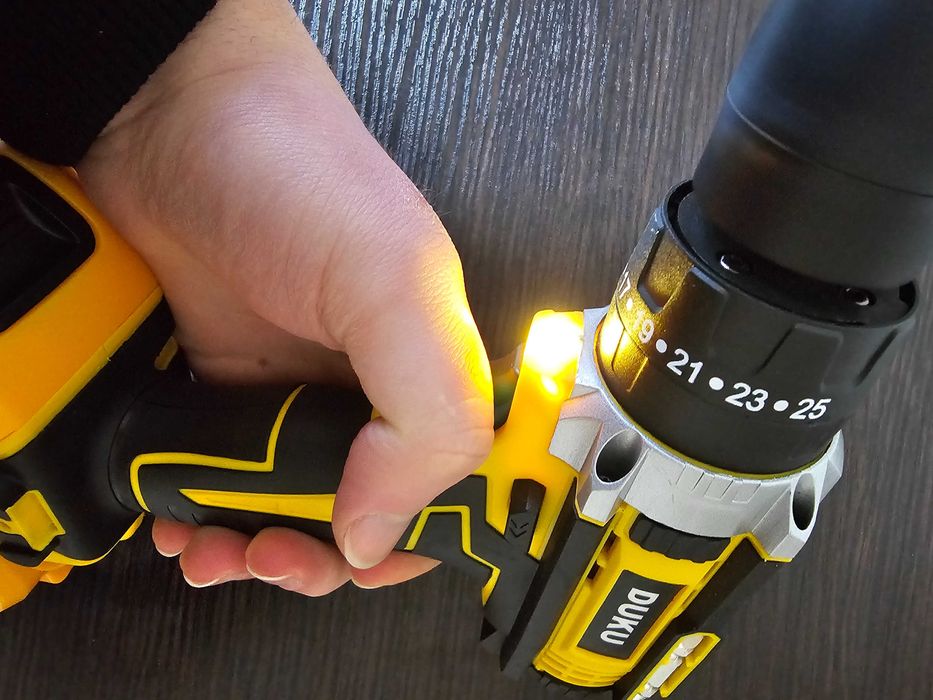 Ударний шуруповерт DeWALT DUKU DCD796  з набором інструментів