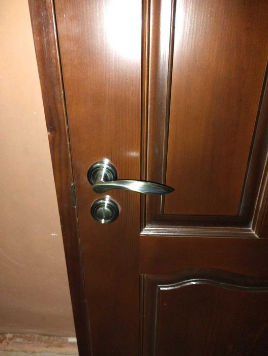 Нові міжкімнатні дерев'яні двері