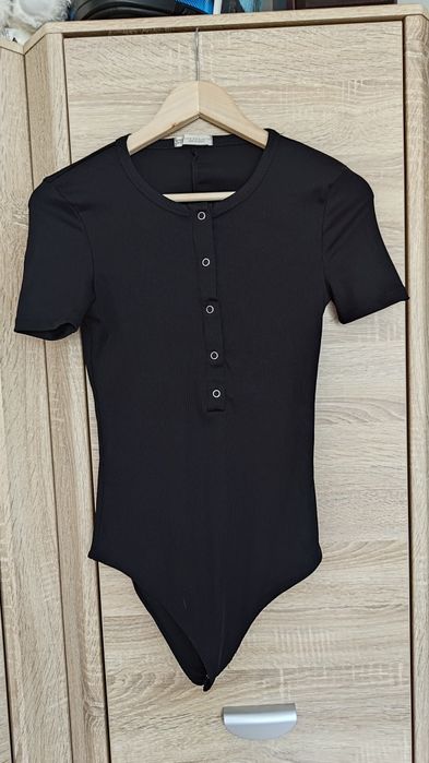 Elastyczne body na krótki rękaw zapinane na guziki rozmiar M