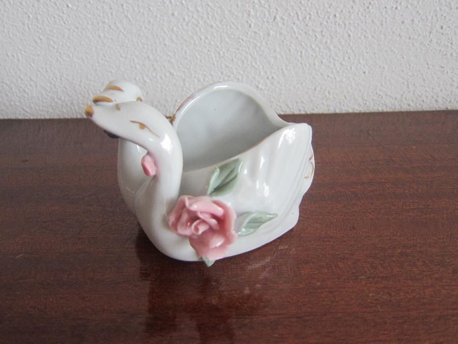 Adorno de Enfeitar dois Cisnes com Rosa pequenino