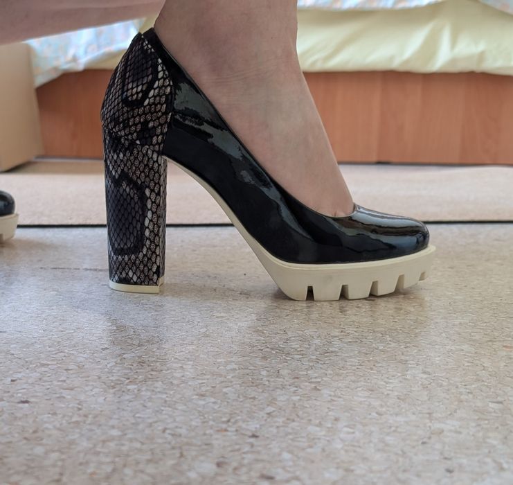 Skórzane czarne lakierowane czółenka biała platforma na słupku Foletti
