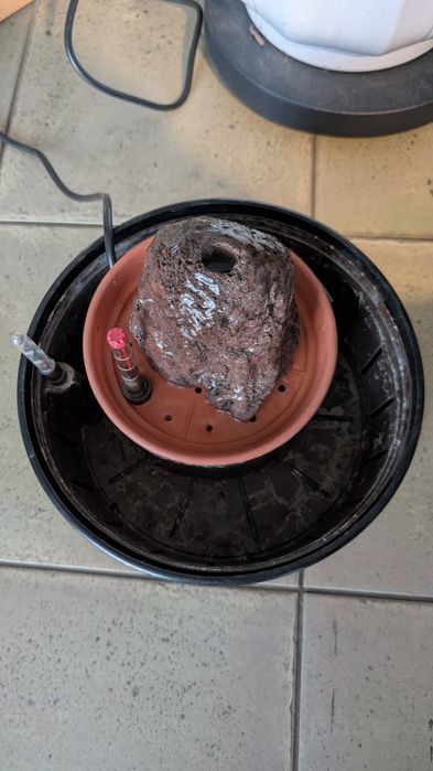 Doniczka z fontanną kamionka lawa