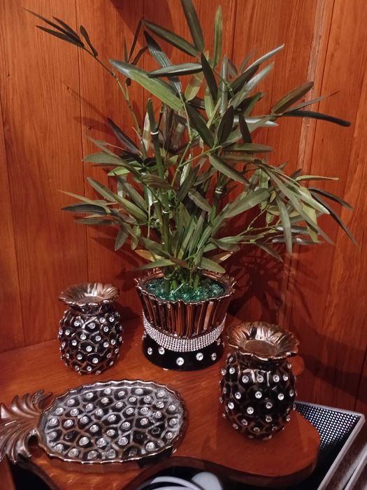 Espelhos,Carpete, Banco Jardim, Objetos decorativos vários como novos