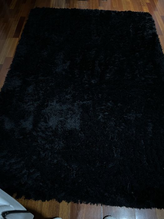 Carpete preta com pelo alto