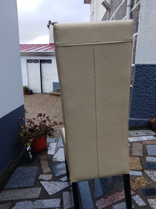 Mesa de sala extensível em carvalho e 6 cadeiras em pele integral