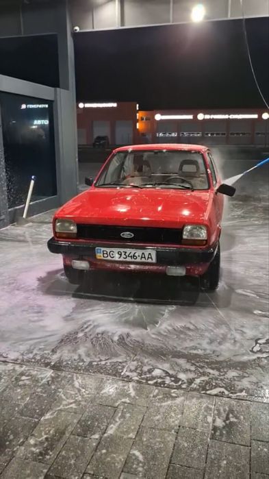 Форд фієста 1982 року на повному ходу