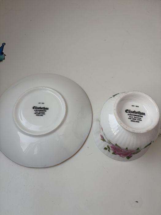 Xícara de chá e pires elisabetanos decorados à mão