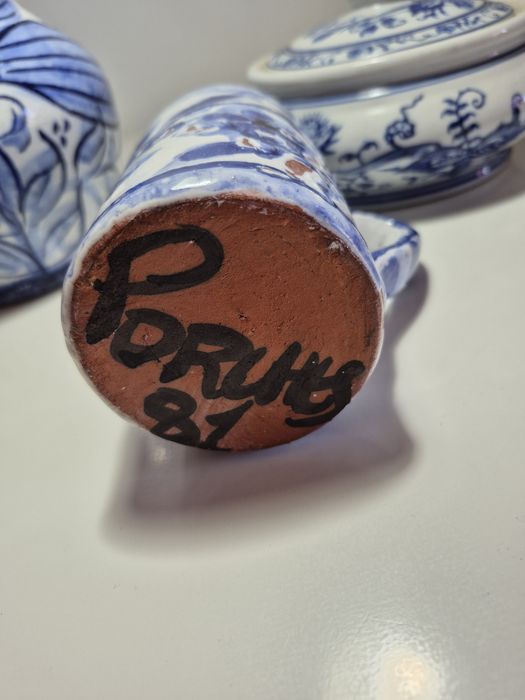 Louça de barro e cerâmica azul e branca423647547596492805