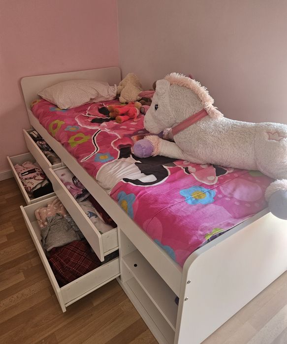 Cama com estrado e colchão + Guarda-fato + Estante