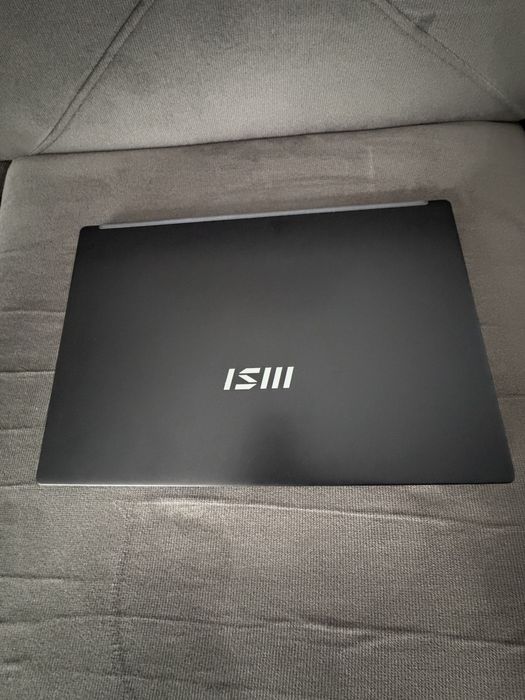 Laptop MSI  Modern 15 B11M