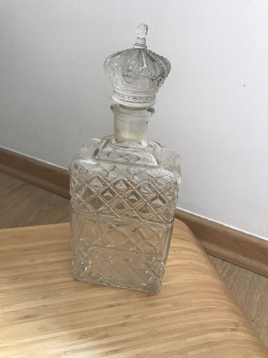 Garrafa de vidro com tampa decorativa