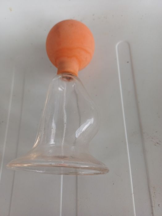 Utensílio de  tirar leite antigo