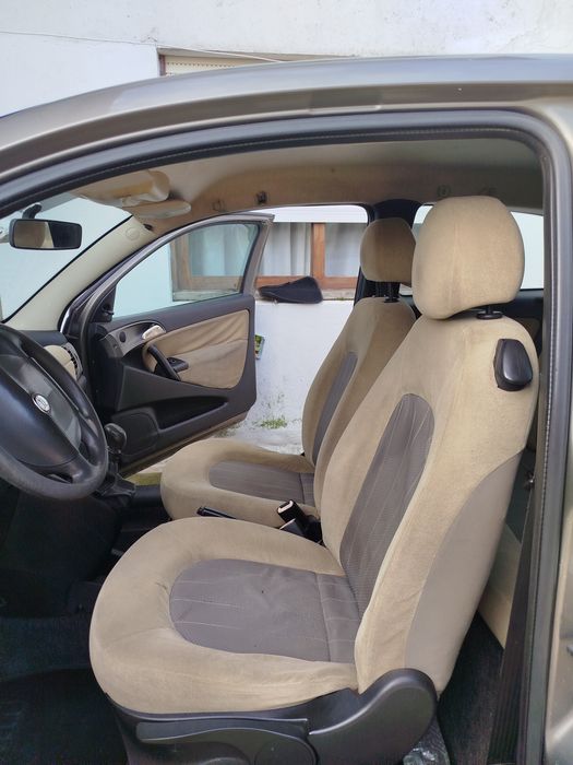 Lancia Ypslon cor cinza