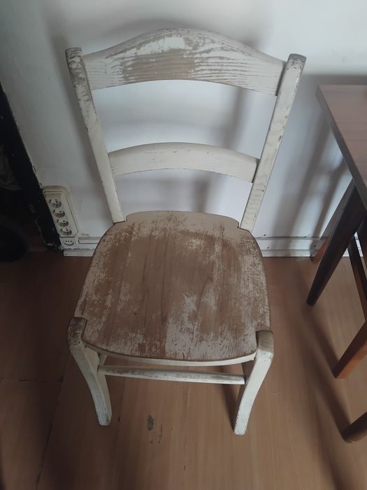 Armário com divisões e cadeira igual