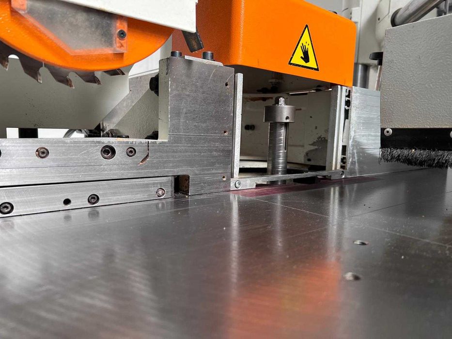 Frezarka dolnowrzecionowa SCM T130E