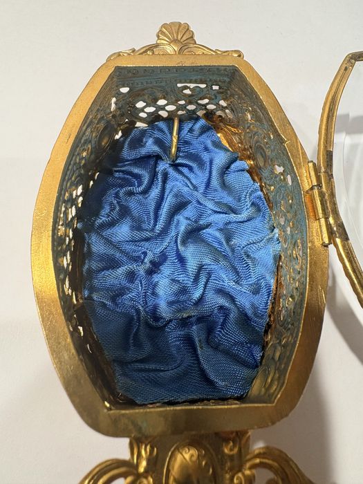 Antigo relicário / vitrine para relógio de bolso francês dourado