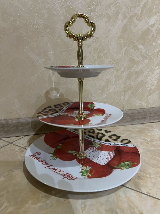 Продам трьохярусну вазу для цукерок та фруктів .