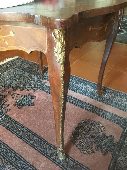 Mesa de centro antiga estilo Luis XV com embutidos