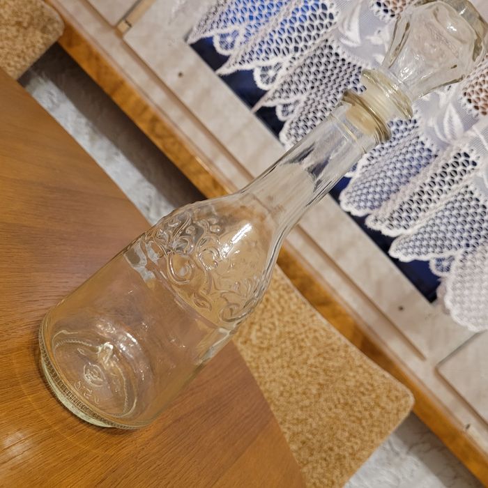 Szklana karafka, zamykana