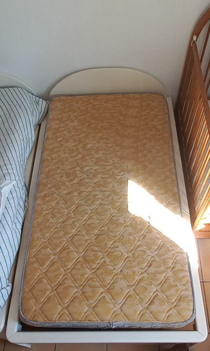 Cama de 1 pessoa  com estrado e  colchão. Oportunidade única...