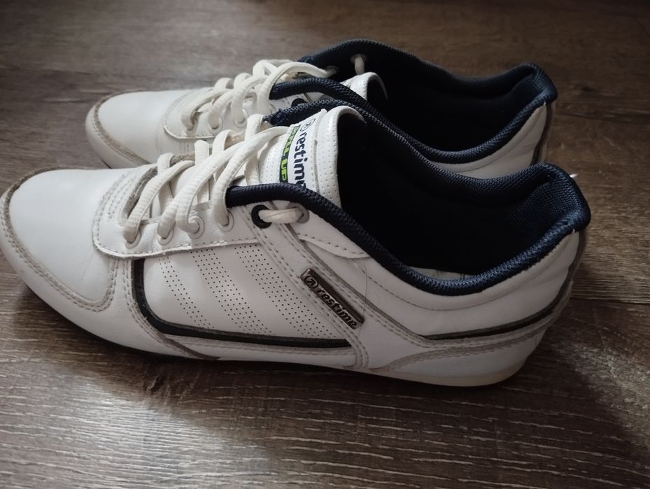 Кросівки шкіряні.