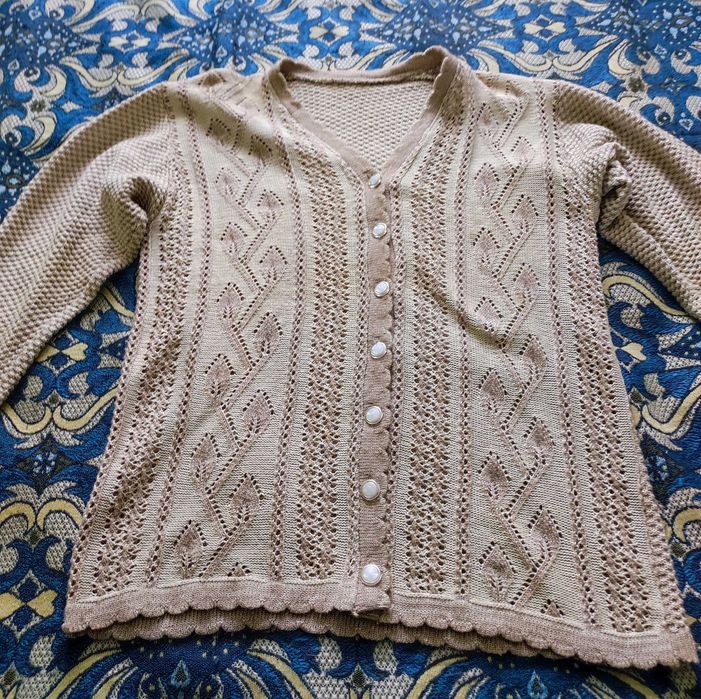 Damski sweterek zapinany – ażurowy, klasyczny styl, beż