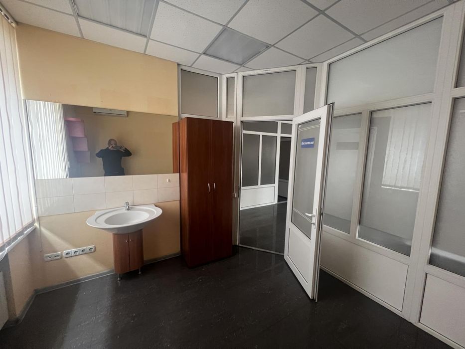Продаж фасадного офісу 130 м² — вул. В. Лобановського (р-н Металургів)