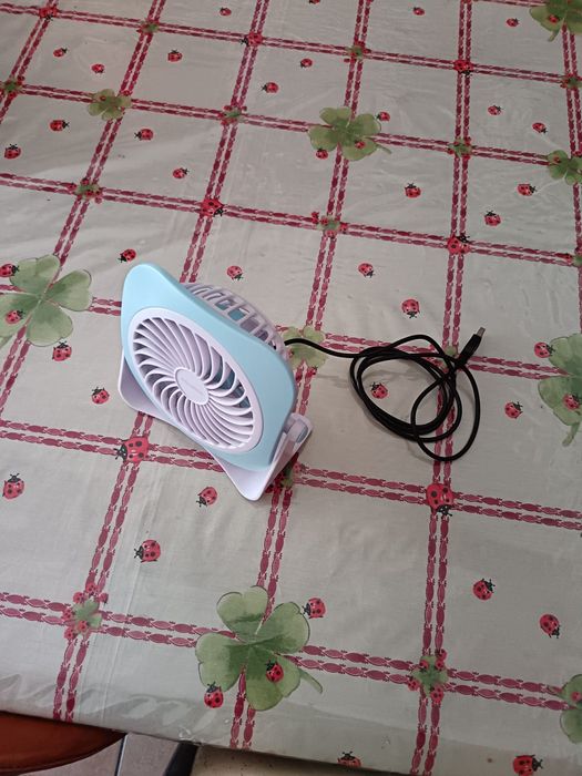 Ventoinha pequena mesa usb com 2 posições cor azul + brindes