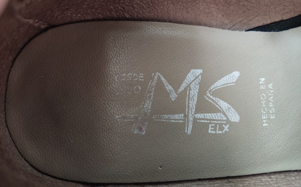 Sapatos pretos muito confortáveis