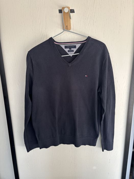Granatowy sweterek w serek meski tommy hilfiger