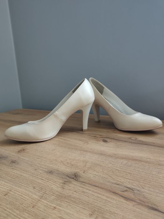 Beżowe czółenka na obcasie