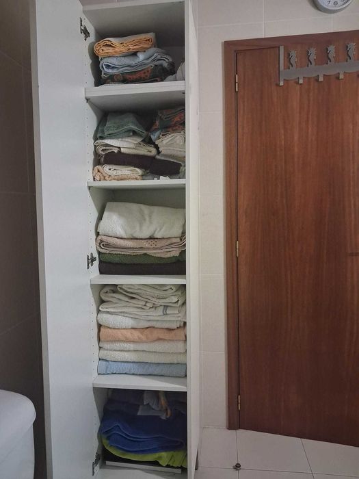 Móvel vertical branco de WC