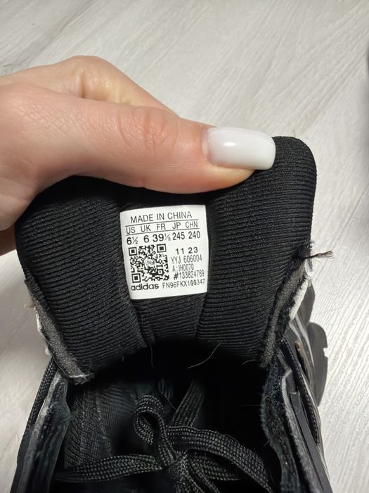 Кросівки Adidas.