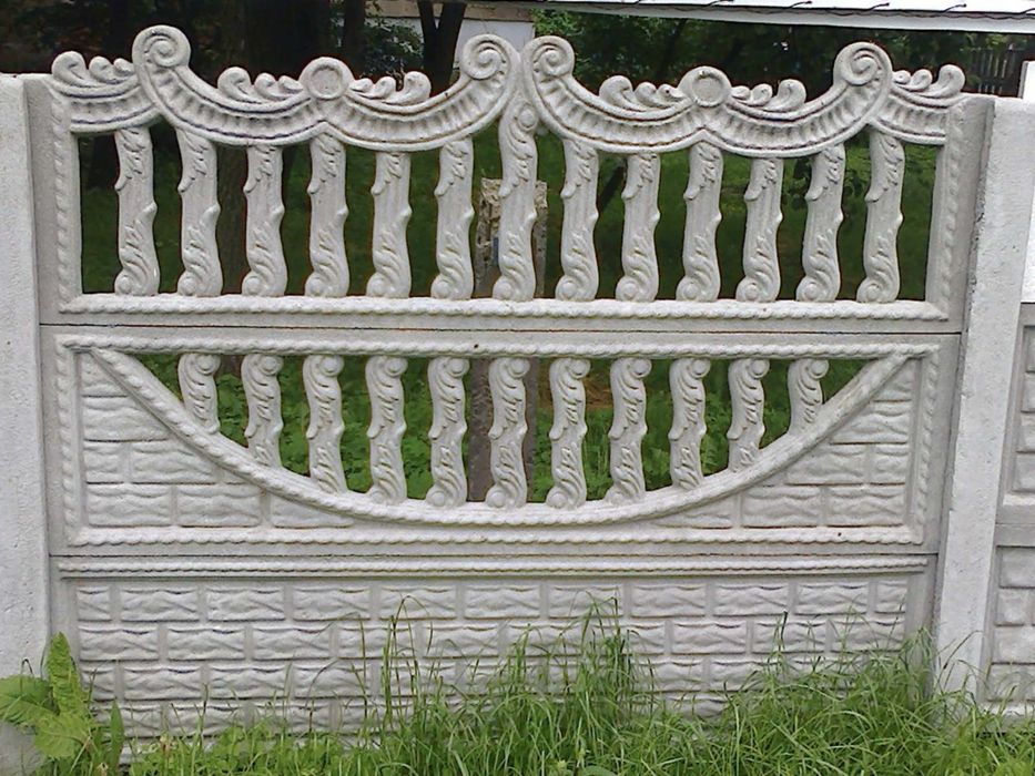 Залізобетонний забор, паркан. Огорожі. Ворота. Бетонні стовпи.