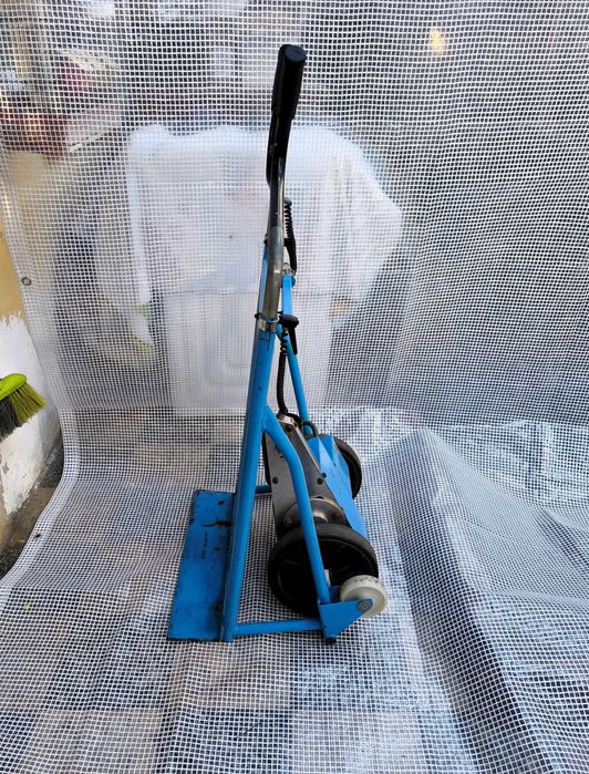 Сarrinho carro de armazém sobe escadas elétrico