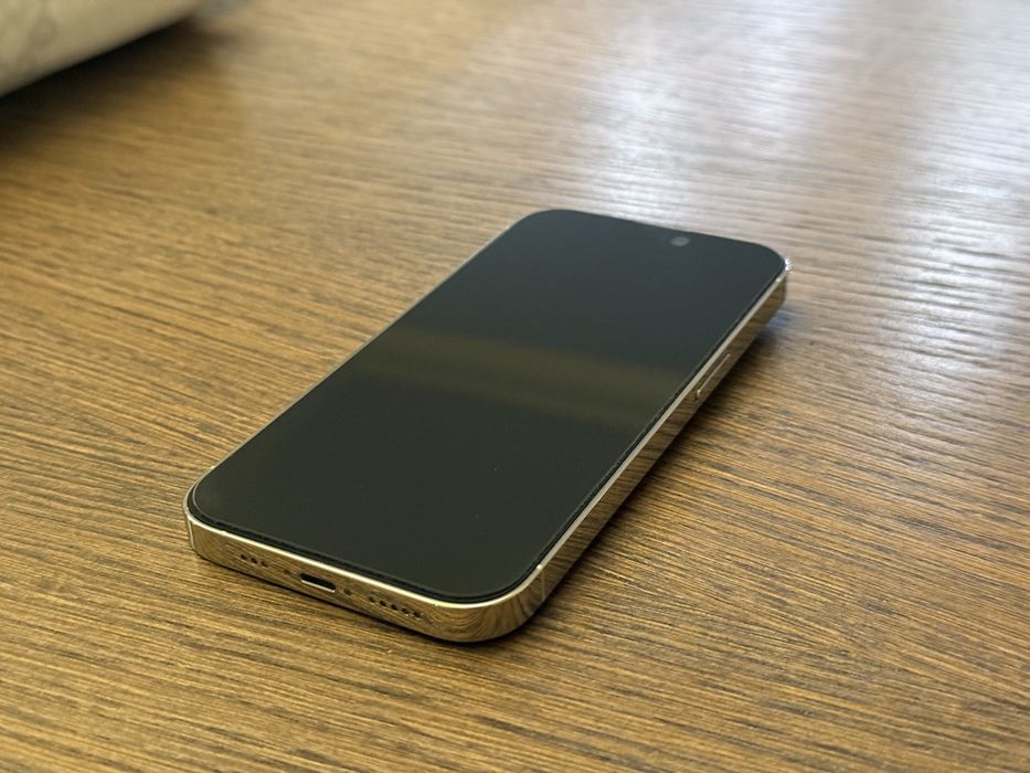 Śliczny Iphone 14 PRO 256GB