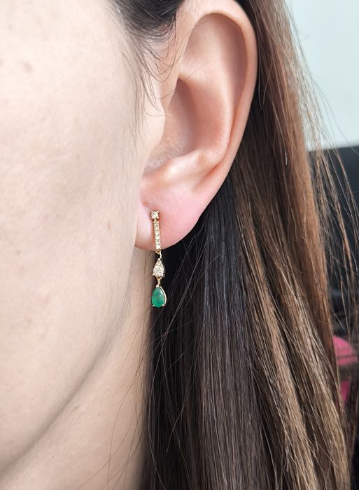 Серьги гвоздики золотые с бриллиантами и изумрудами (2.32гр)