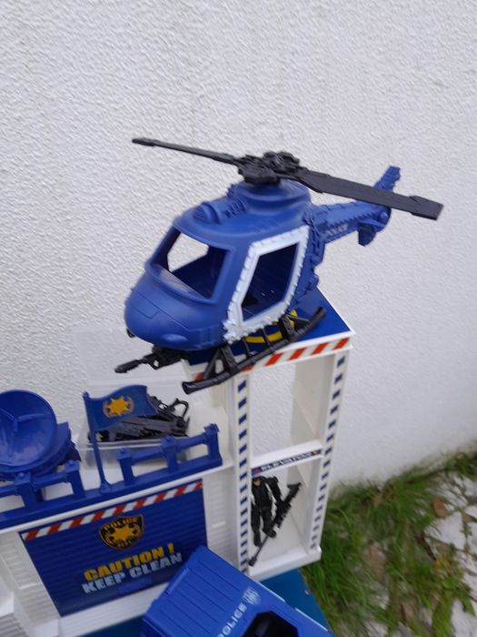 Centro de polícia de comando com luz e sons