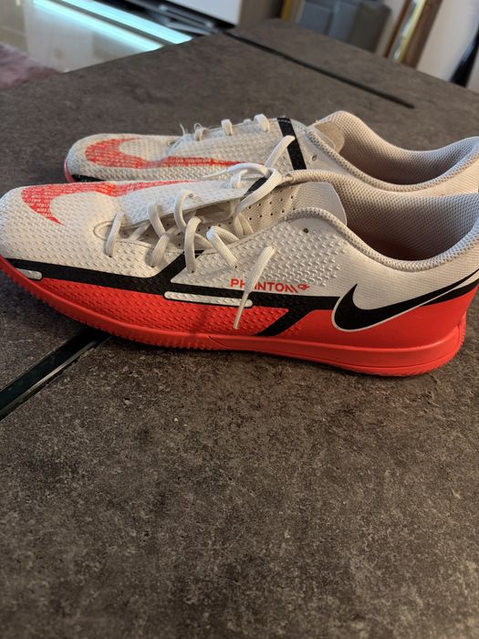 Chuteiras Nike Phantom brancas e laranjas