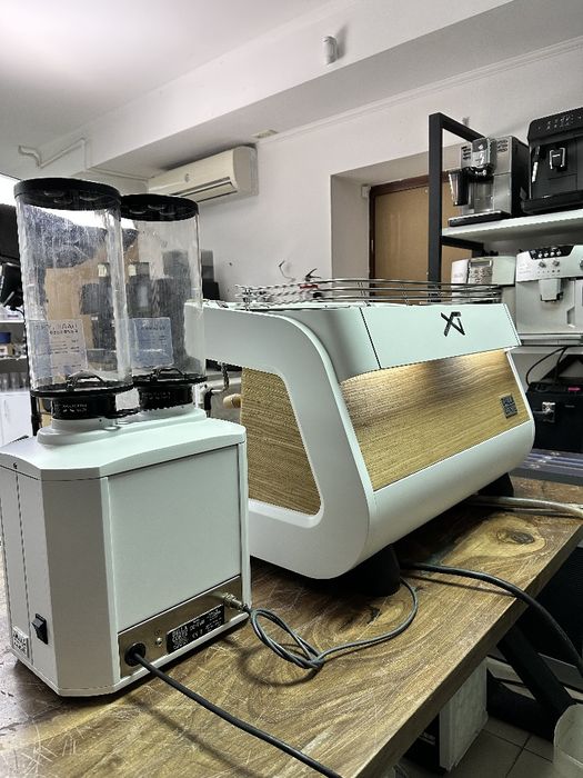 Професійна кавомашина Dalla Corte XT 2 gr used coffee machines white w