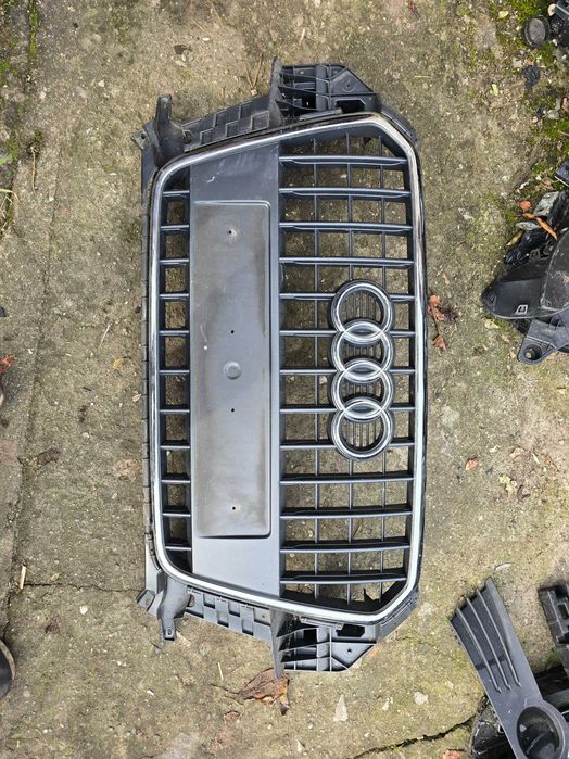 grill Audi Q3 8U0