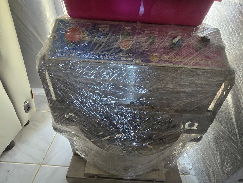Máquina industrial pequena fazer coxinha e salgados e churros tudo novo.