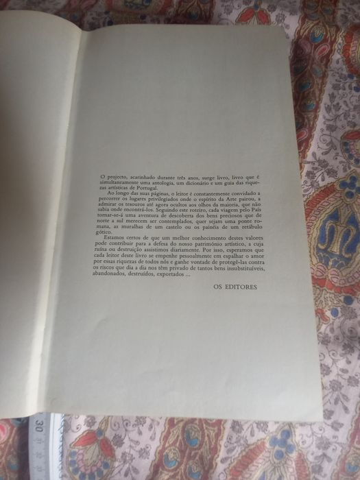 Livro Tesouros Artísticos de Portugal muito estimado